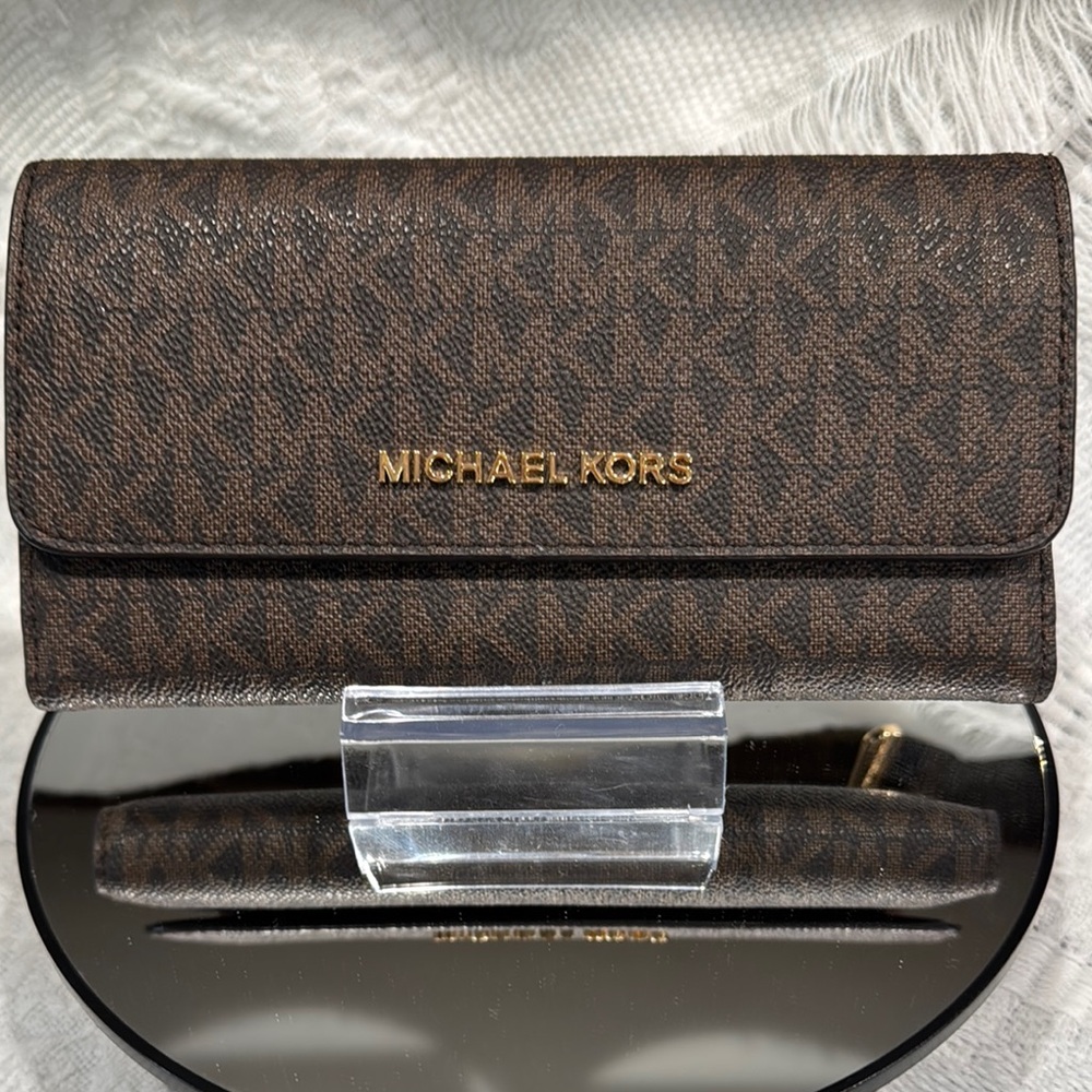 Michael Kors Brown Jet Set Monogram wallet!  NWT!  Retails for $188.